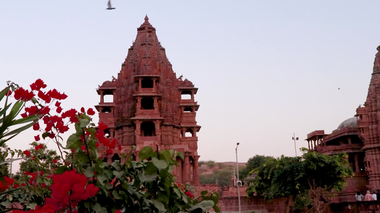 arquitectura del antiguo templo hindú de piedra roja desde un ángulo único en el día