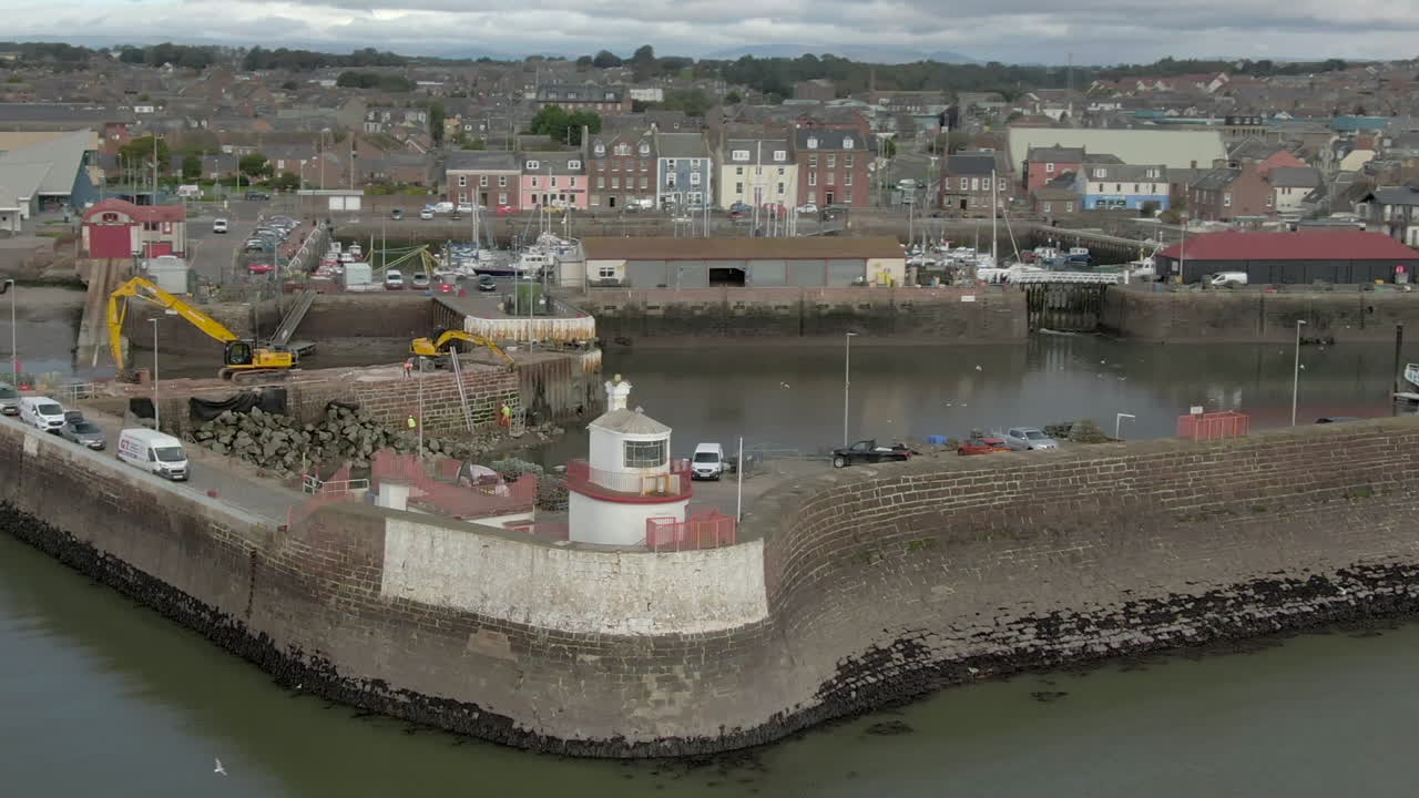 una vista aérea del puerto y la ciudad de arbroath en un día nublado