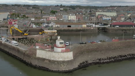 una vista aérea del puerto y la ciudad de arbroath en un día nublado