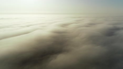 Flug-über-Den-Wolken-In-Der-Morgendlichen-Goldenen-Stunde