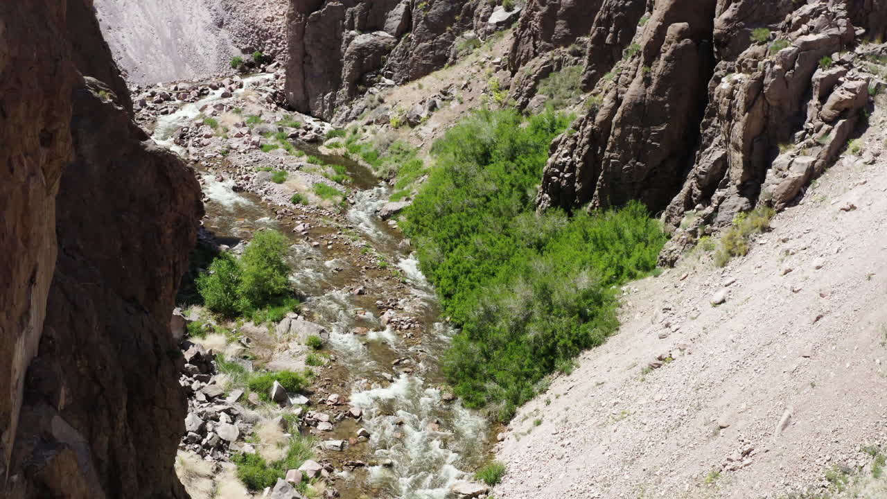 una vista de drone de un desfiladero de cañón con un río de agua blanca que fluye a través de él
