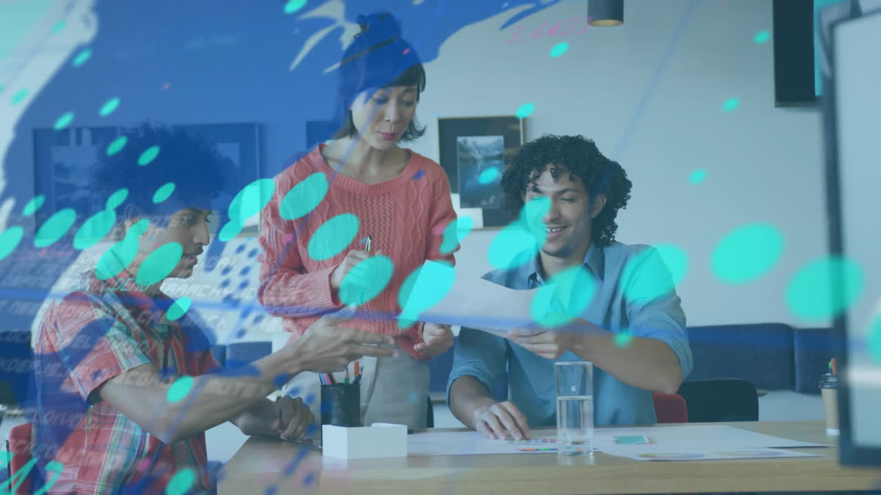 사무실에서 다양한 사업가들에 대한 금융 데이터 처리의 활성화