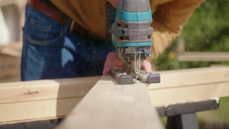 Cutting-wood-with-a-jigsaw