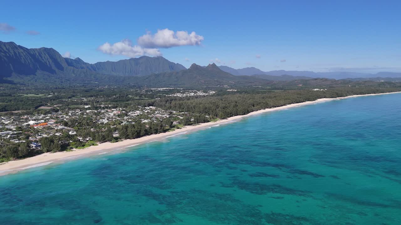 Video 4K quay từ drone về đại dương xanh trong vắt tuyệt đẹp trên bãi biển Waimanalo, lia máy sang phải đến núi Olomana, Koolaus và bãi biển Kailua với các đảo Mokulua ở Oahu, Hawaii