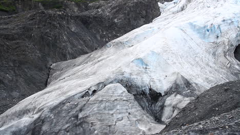 Gletscher,-Umgeben-Von-Schwarzem-Felsen-In-Alaska