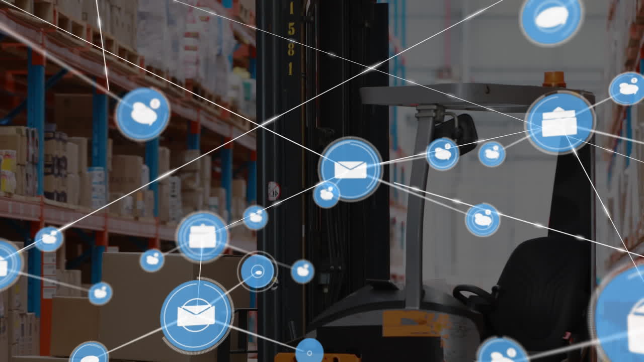 animación de iconos que se conectan con líneas sobre carretilla elevadora con cajas de cartón en el almacén