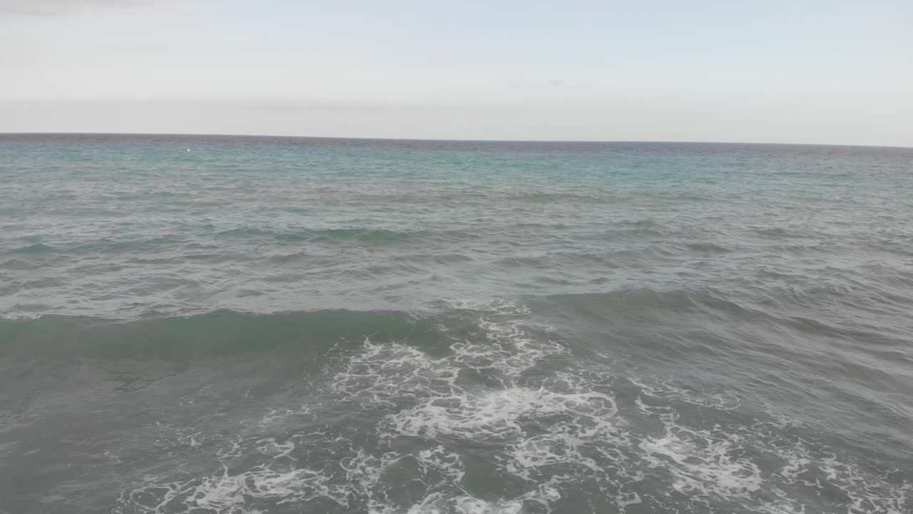 무인 항공기와 안정된 액션 캠을 사용하는 여름 흐린 날 스페인 말라가 네르하 해변-32