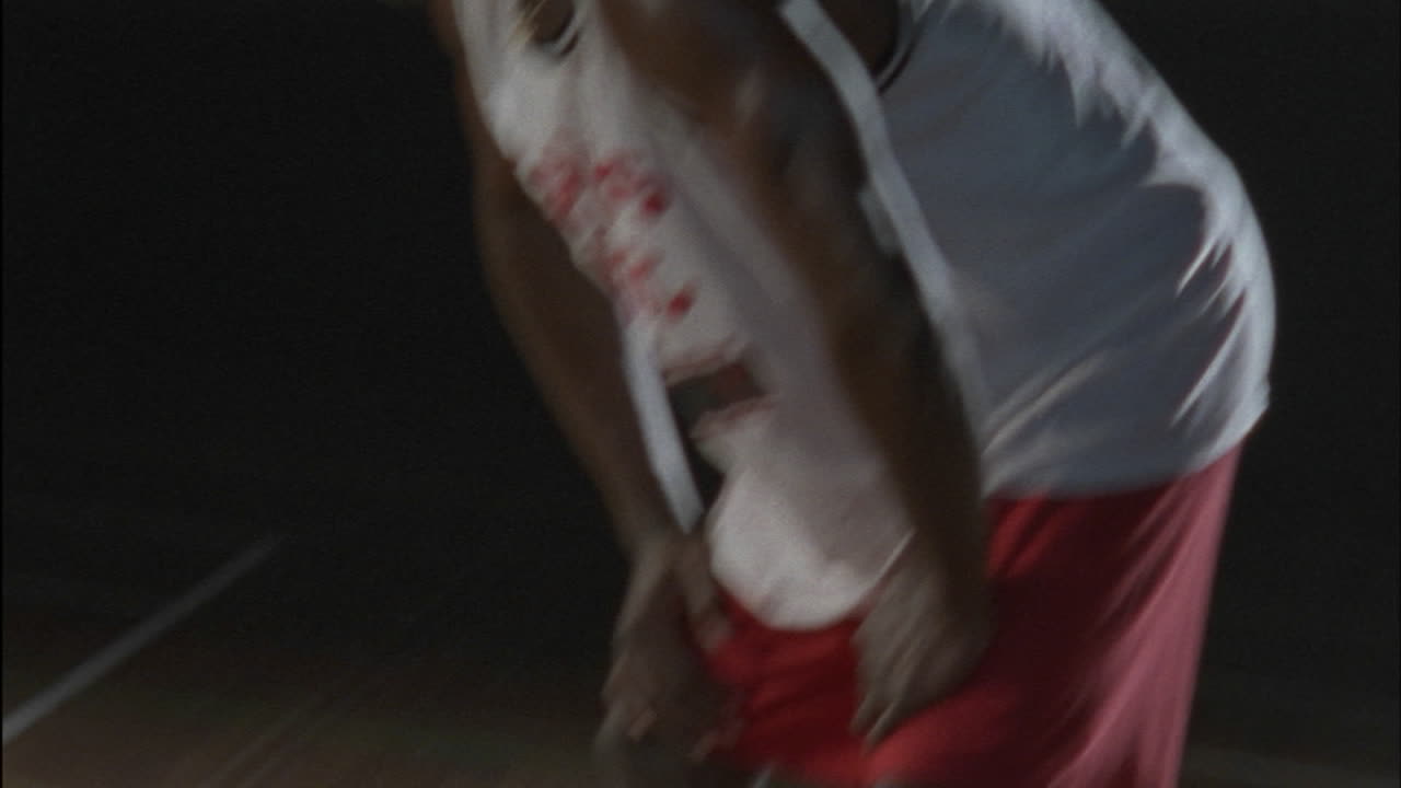 tres hombres pasándose una pelota de baloncesto de un lado a otro alrededor de sus rodillas