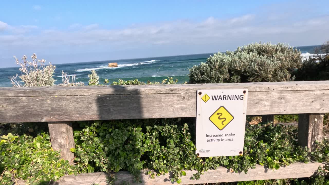 경치 좋은 바다 에 있는 경고 표지판