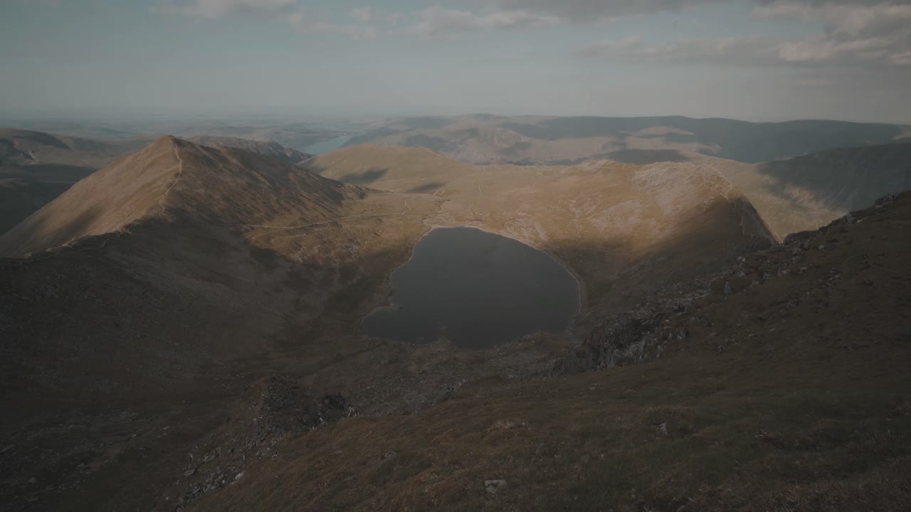 Majestueus uitzicht vanaf de top van de berg in Helvellyn, Lake District National Park, Engeland.