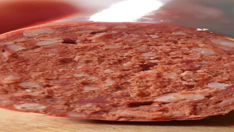 cerca de una salchicha en rodajas