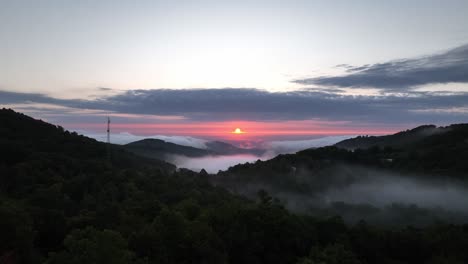 Sonnenaufgangsantenne-Mit-Kommunikationsturm-In-Sampson,-North-Carolina,-North-Carolina