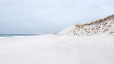 vista panorámica de la hermosa playa oeste de arena blanca en berneray, hébridas exteriores con dunas de arena, durante condiciones climáticas salvajes y ventosas, en el oeste de escocia, reino unido