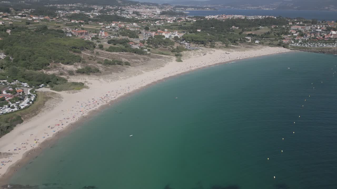 filmati crudi di droni della spiaggia con acqua di giada e viste della scogliera con le onde