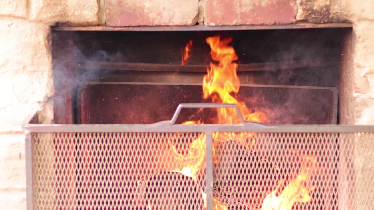 벽돌 벽난로 에서 불 을 피우는 것