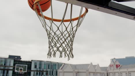 Jugadores-De-Baloncesto-Jugando-Baloncesto-4k