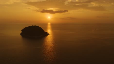 Luftaufnahmen-Schöne-Wolke-Bei-Sonnenuntergang-über-Kata-Beach-Phuket