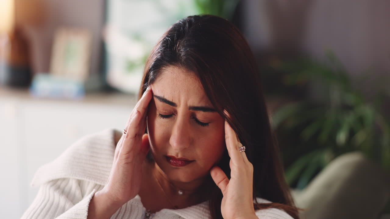 mujer que sufre de dolor de cabeza