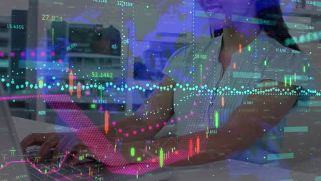animación del procesamiento de datos financieros sobre una mujer usando una computadora portátil