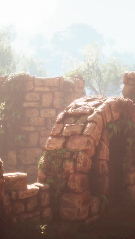 arco de piedra en ruinas en una jungla