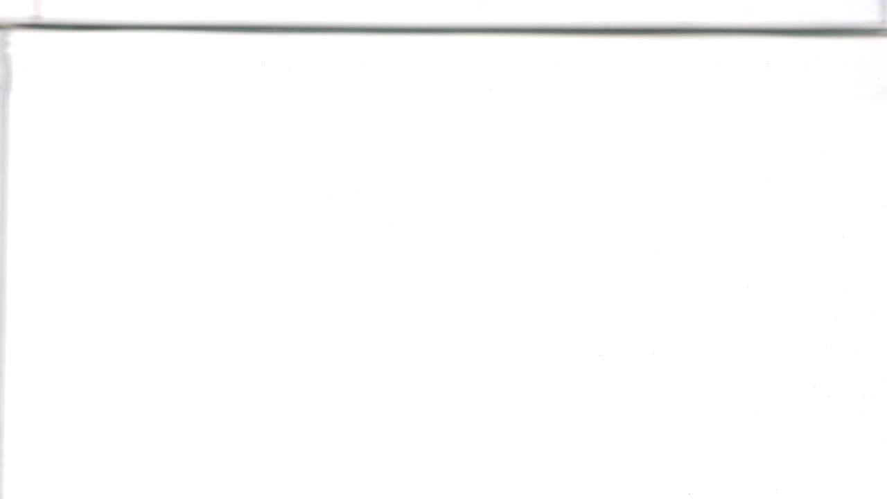 la bolsa de té en agua caliente