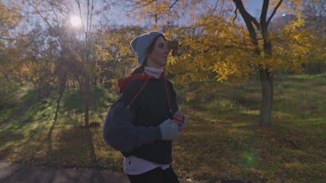 mujer corriendo en el parque de otoño