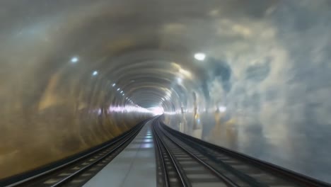 tren viajando a través de un túnel