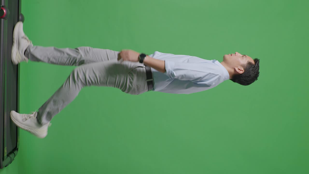 사이드 뷰 아시아 사업가의 전체 몸체는 스튜디오에서 녹색 화면 배경에서 고 있습니다.