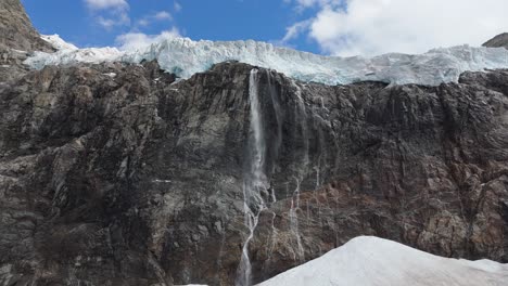 vista aérea de la corriente de agua desde un glaciar