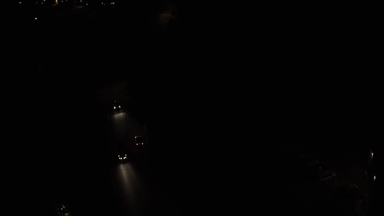 Auto che si incrociano su una strada urbana trafficata.