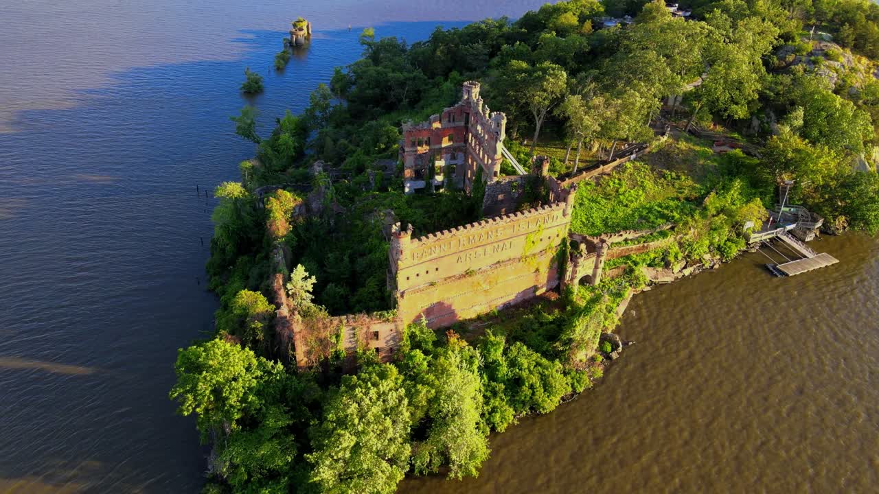 imágenes aéreas de drones de un castillo abandonado en una pequeña isla
