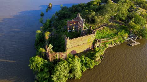 Imágenes-Aéreas-De-Drones-De-Un-Castillo-Abandonado-En-Una-Pequeña-Isla