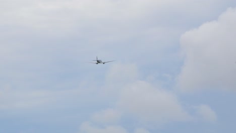 El-Douglas-Dc3-Plateado-Y-Azul-Se-Presenta-En-El-Salón-Aeronáutico-Internacional-Del-Báltico,-Realizando-Un-Vuelo-Aéreo,-Vista-Desde-El-Suelo,-Toma-Manual-De-4k