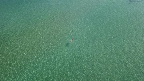 Mujer-Turista-Nada-En-Las-Claras-Aguas-Verdes-Del-Mar-Egeo