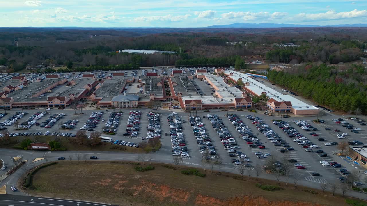 vista aérea que muestra muchos coches estacionados en un centro comercial en américa durante un día soleado - georgia, ee.uu.