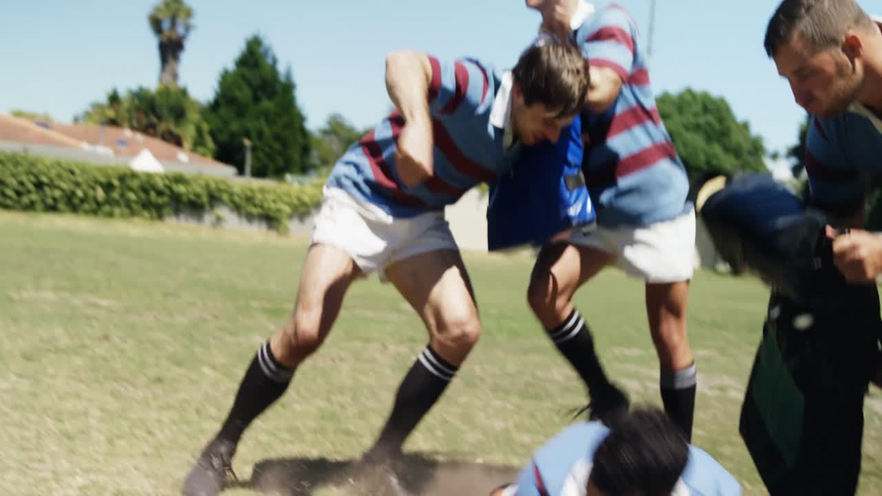 럭비 선수 들 이 공 을 방어 하기 위해 연습 하고 있다 4k 4k