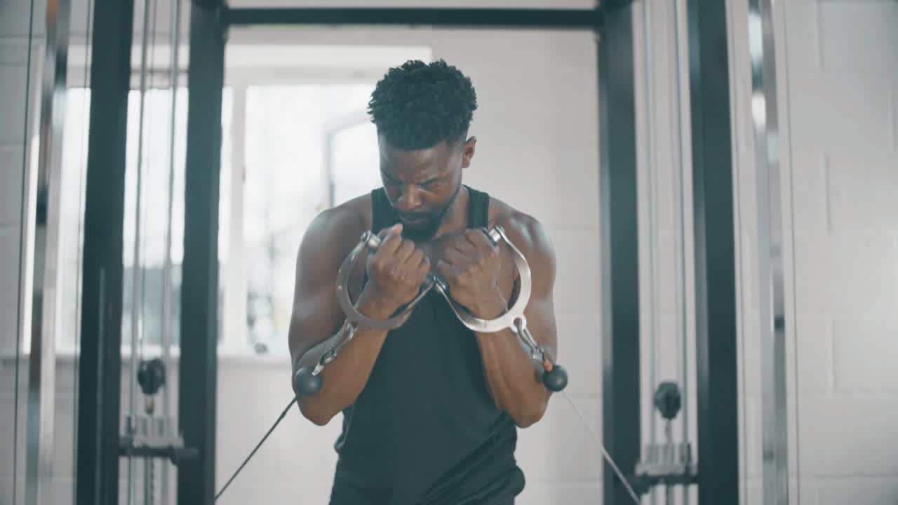 haciendo ejercicio en el gimnasio