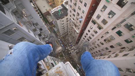 sentado en lo alto de un rascacielos en hong kong