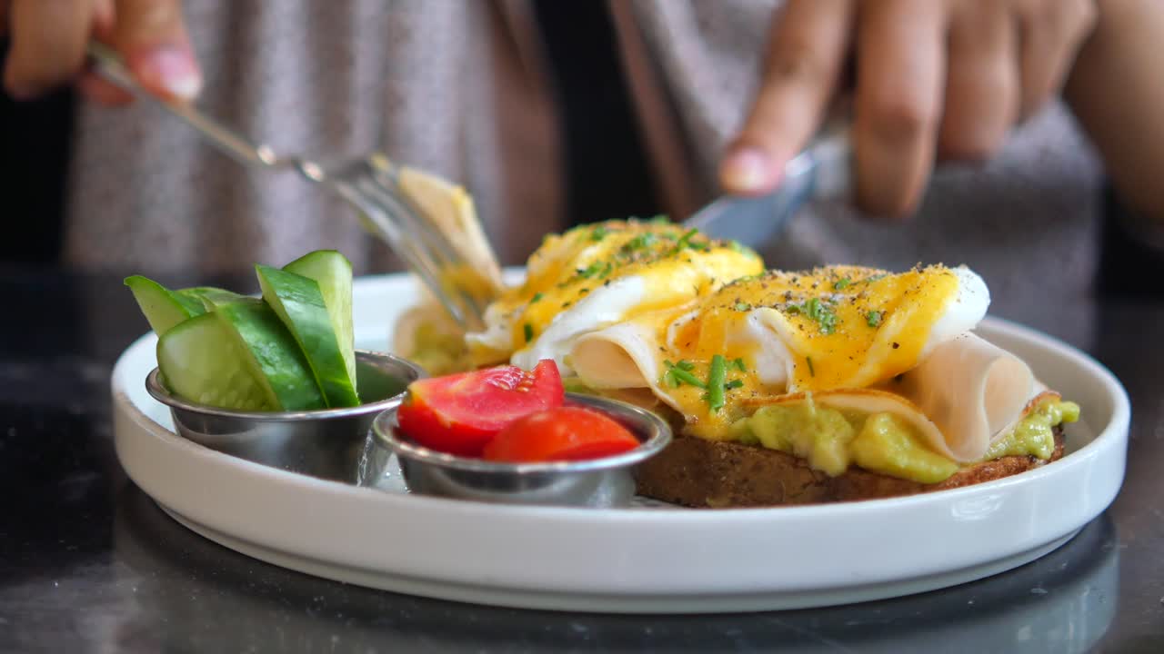 Uova alla Benedict con avocado e verdure