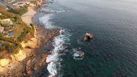 Fliegen-Sie-über-Millionen-Dollar-Luxushäuser-Am-Strand-Und-Einen-Privatstrand-In-Den-Wunderschönen-Gezeitenpools-Von-Laguna-Beach,-Kalifornien,-Bei-Sonnenuntergang-In-Atemberaubender-4K-Auflösung