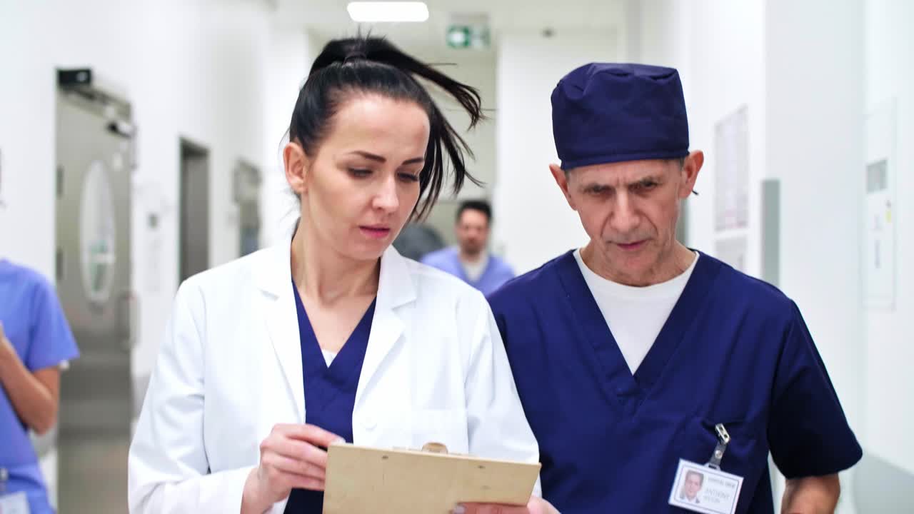 médicos discutiendo algunos registros médicos a toda prisa