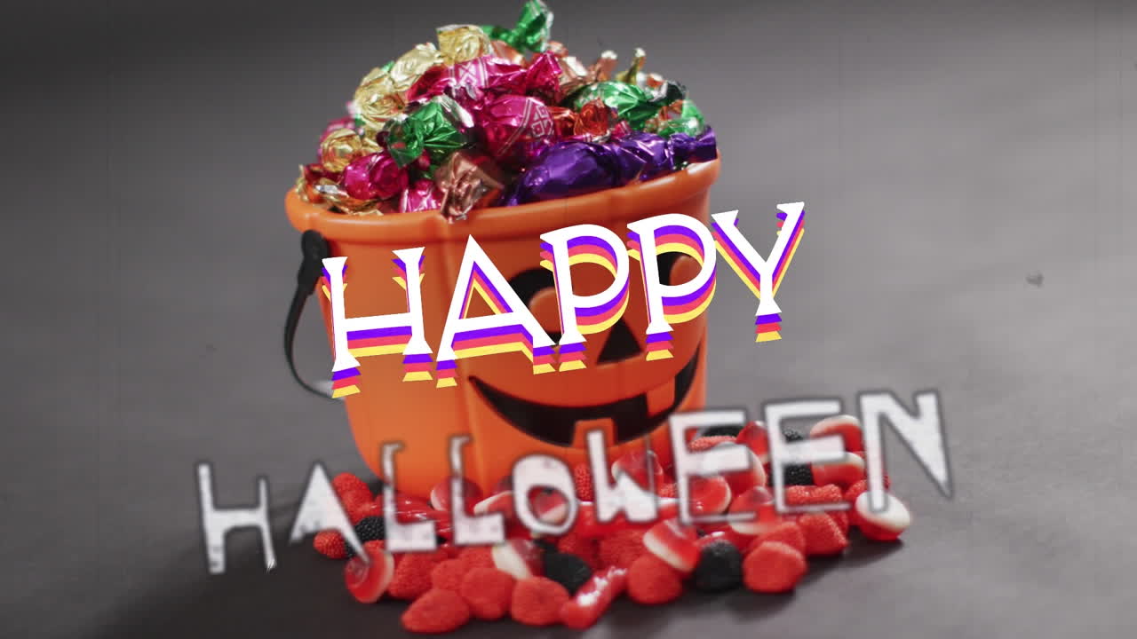 회색 배경에 과자와 함께 조각 된 호박 버 ⁇  위에 할로윈 텍스트의 애니메이션