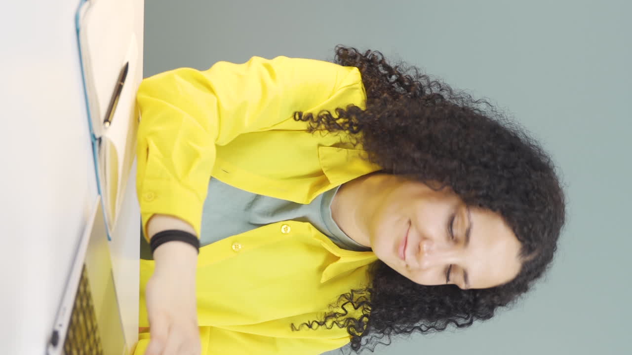 vídeo vertical de una mujer joven haciendo dinero con sus manos.