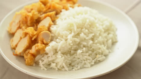 pollo frito cubierto de arroz con salsa picante