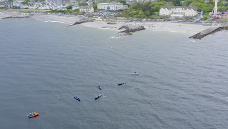 La-Inclinación-Hacia-Arriba-De-La-Retirada-Del-Dron-Revela-La-Costa-De-Galway-Y-Los-Barcos-De-Currach-Que-Compiten-En-Ladies-Beach