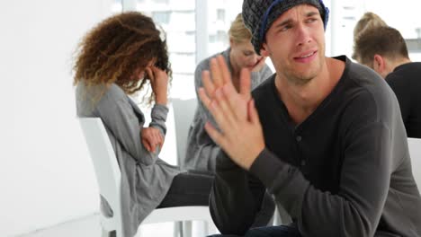 hombre desesperado llorando