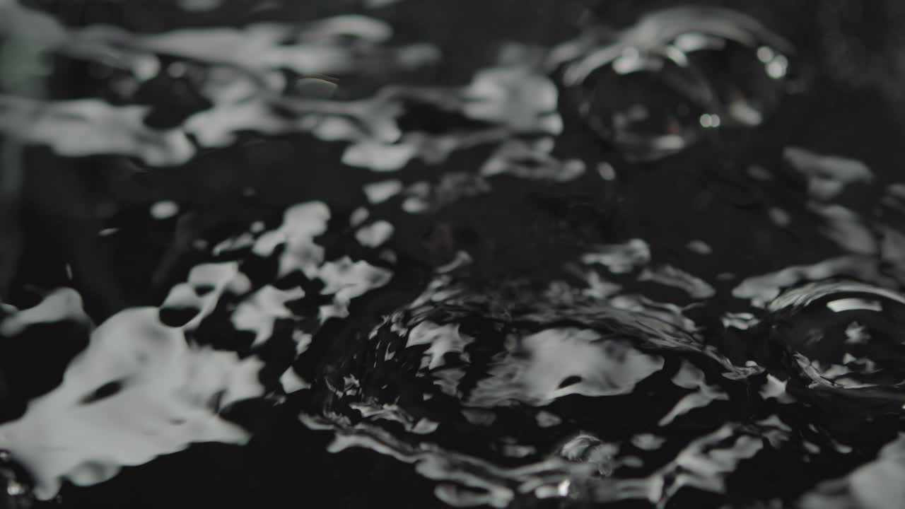 Primo piano di acqua in ebollizione rapida