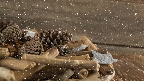 Fallender-Schnee-Mit-Weihnachtsdekorationen-Auf-Holz