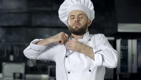 chef hombre preparándose para cocinar en la cocina del restaurante. retrato de cocinero masculino serio.
