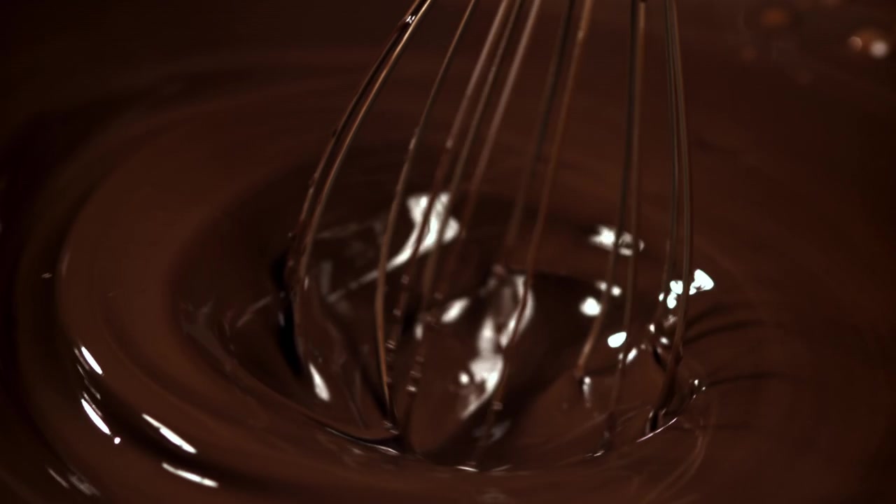 Frustare cioccolato fondente fuso e vellutato